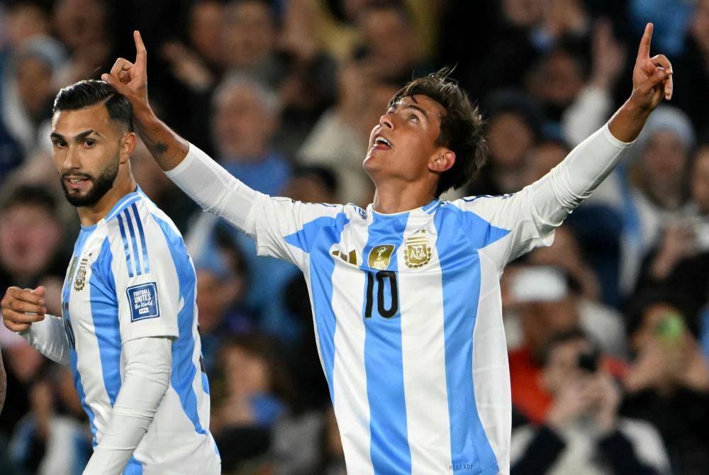 Dybala (kanan) meraikan jaringan selepas meledak gol semasa aksi Kelayakan Piala Dunia 2026 Zon Amerika Selatan, Argentina menentang Chile di Stadium Mas Monumental, Buenos Aires. Foto AFP