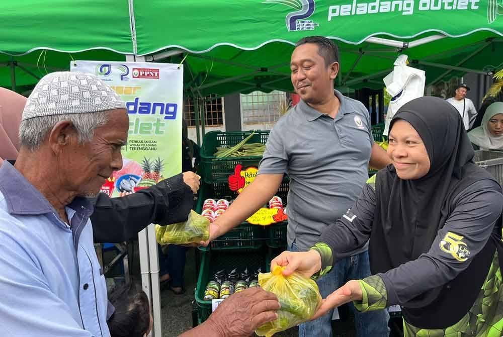 Hasmila (kanan) ketika pelancaran Pasar Peladang Outlet Terengganu (POT) di pekarangan Wisma Peladang di Kuala Terengganu pada Jumaat.