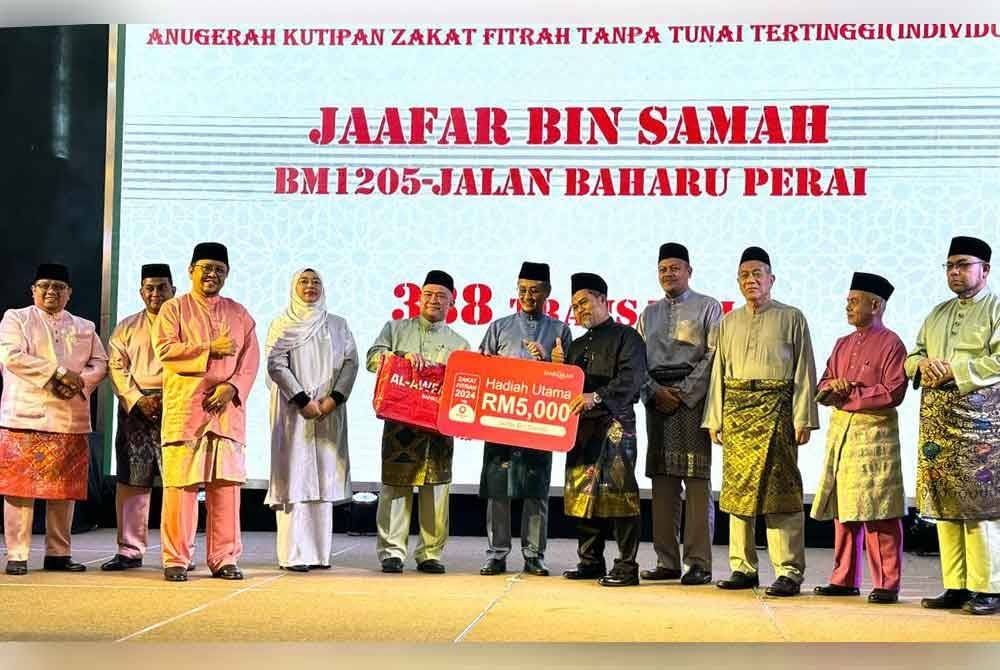 Pemenang pertama menerima wang tunai RM5,000 pada MAFIT 2024 yang disampaikan Mohamad (enam dari kanan).