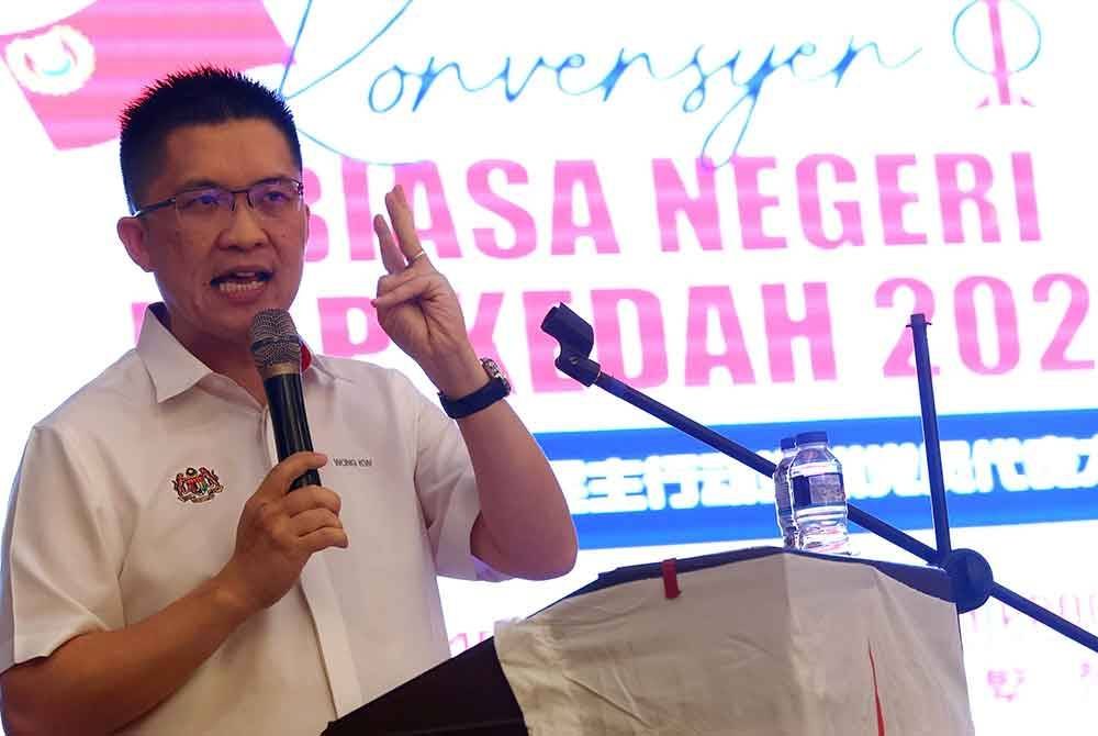 Kah Woh yang juga Ahli Jawatankuasa Eksekutif Pusat DAP menyampaikan ucapan pada Majlis Perasmian Konvensyen Biasa DAP Kedah 2024 di Dewan Perhimpunan Cina Kedah pada Jumaat. Foto Bernama