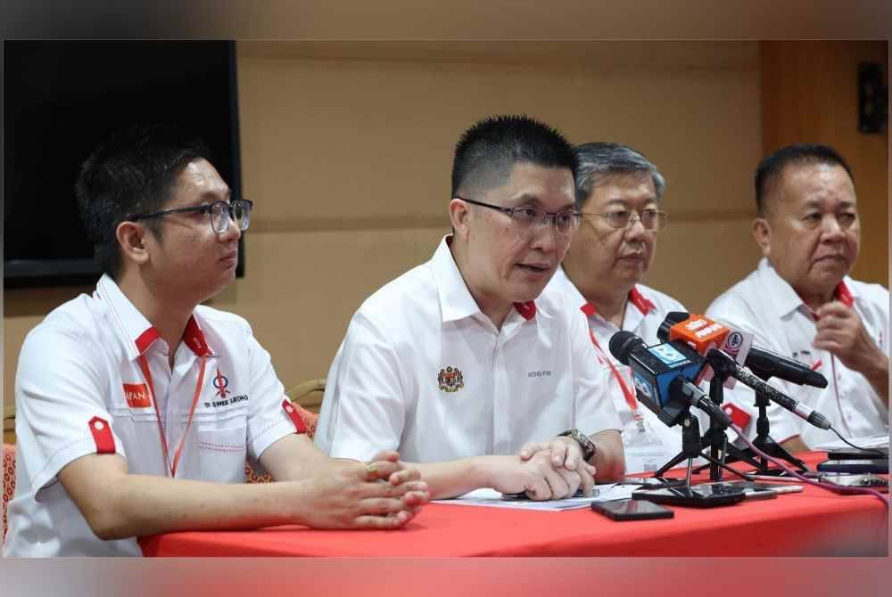 Wong Kah Woh (dua dari kiri) bersama kepimpinan DAP Kedah pada sidang akhbar di Alor Setar.