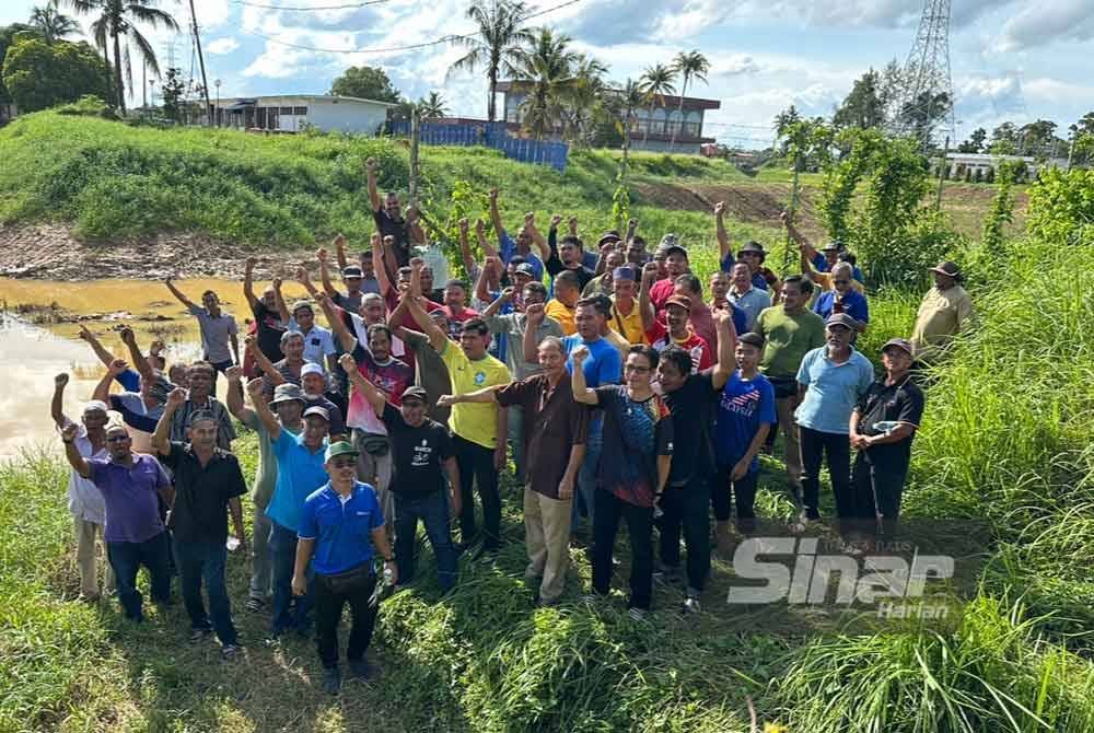 Sebahagian petani yang turun ke kawasan di hadapan Rumah Pam Kemubu Utama di Ketereh, Kota Bharu. Foto Sinar Harian/ADILA SHARINNI WAHID