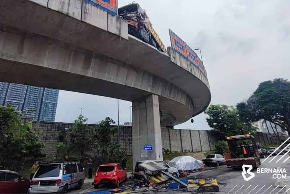 Sebuah lori yang hilang kawalan melanggar tembok penghadang Lebuhraya DUKE, Kuala Lumpur pada Jumaat. Foto Bernama