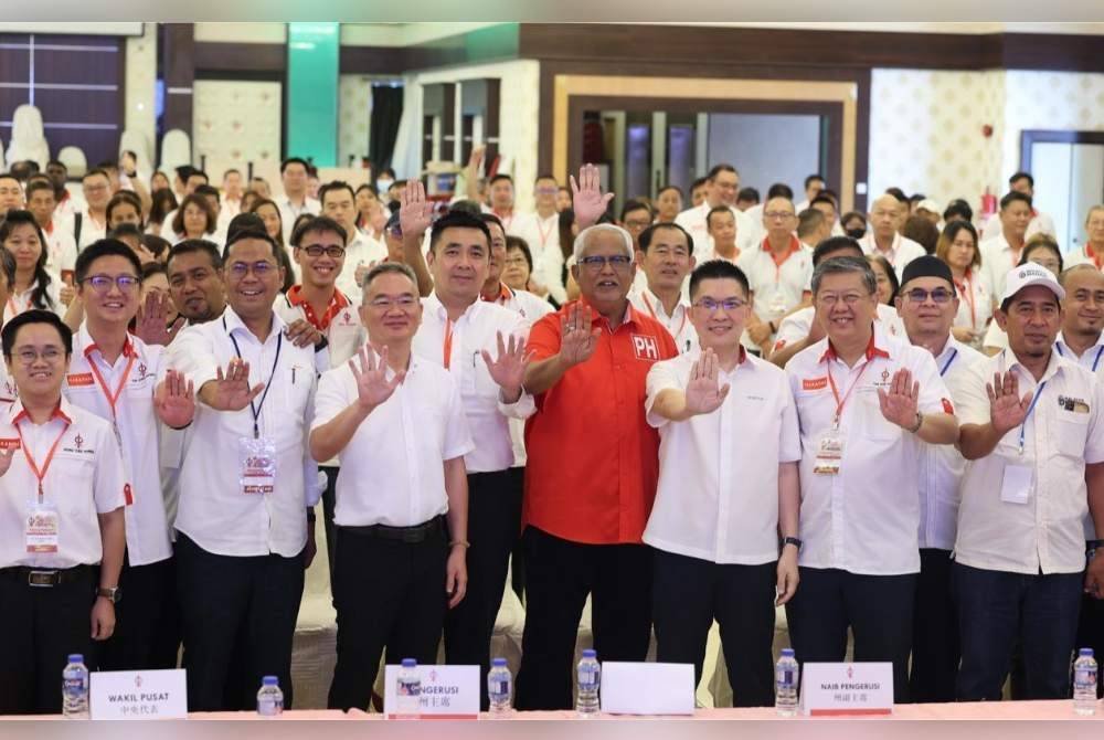 Kah Who (empat dari kanan), Kok Yew (tiga, kanan) dan Swee Leong (dua, kiri) bersama ahli DAP dan pemimpin Pakatan Harapan (PH) Kedah.