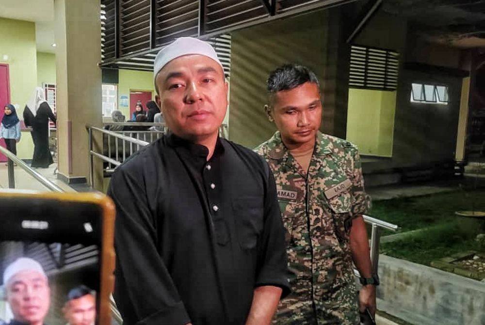 Mohd Fikry Amri (kiri) ketika ditemui pemberita di pekarangan Unit Forensik Hospital Alor Gajah pada malam Jumaat.