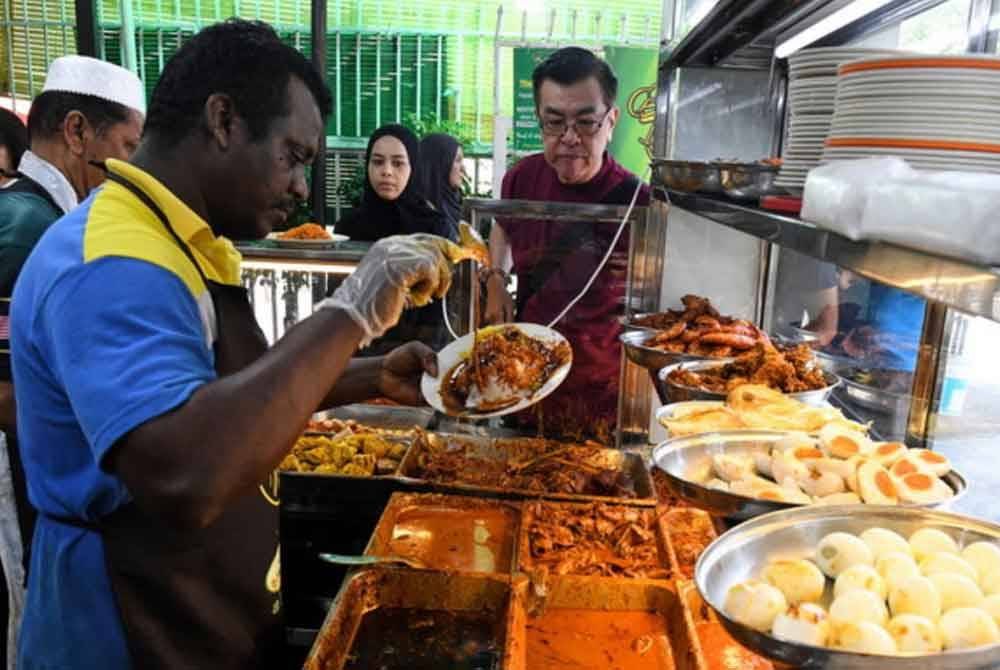 Pengusaha restoran beragama Islam biasanya mendapatkan bekalan bahan mentah daripada pembekal yang telah pun diperakui halal. Gambar hiasan