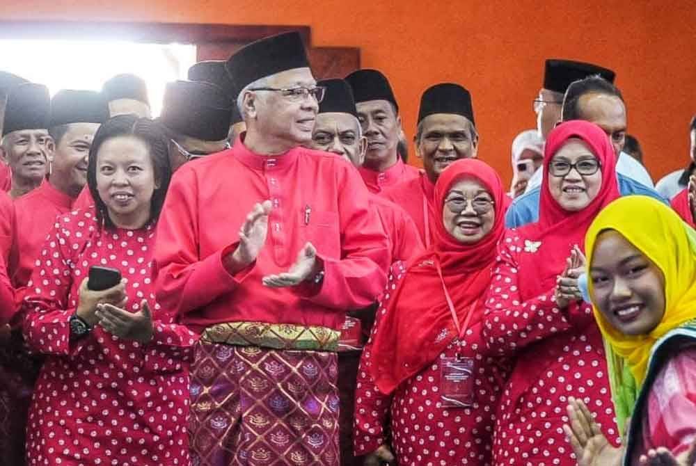 Ismail Sabri (dua dari kiri) diangkat sebagai seorang pemimpin berjiwa rakyat.