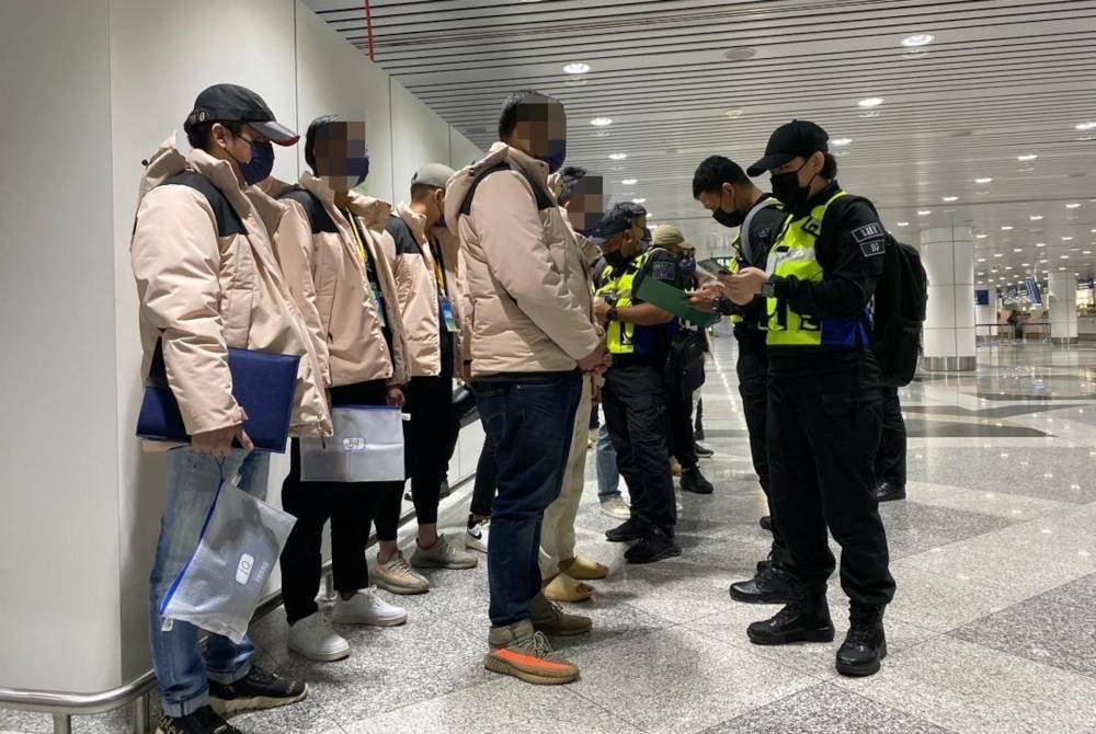 Anggota D3 Bukit Aman membuat proses dokumentasi terhadap mangsa sindiket tipu tawaran kerja luar negara.