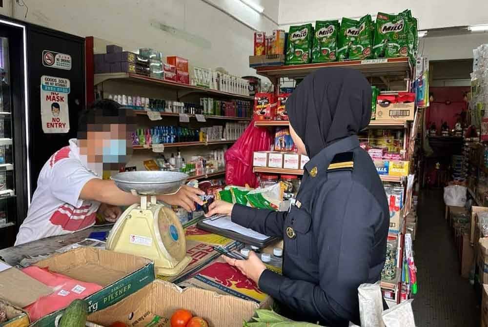 Kedai runcit antara premis yang diperiksa KPDN Kuala Lumpur bagi memastikan penggunaan alat timbang mengikut spesifikasi ditetapkan.