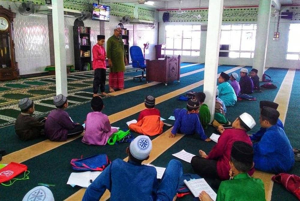 Anak-anak kariah berusia 6 hingga 15 tahun mengikuti kelas bacaan al-Quran dan tajwid secara percuma di Masjid Ar Rahman.