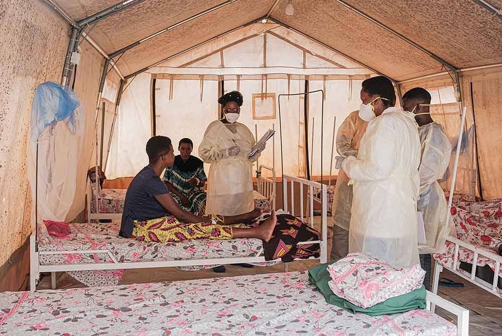 Petugas kesihatan berada dalam wad pesakit Mpox di pusat rawatan Hospital Universiti Kamenge di Bujumbura. Foto AFP