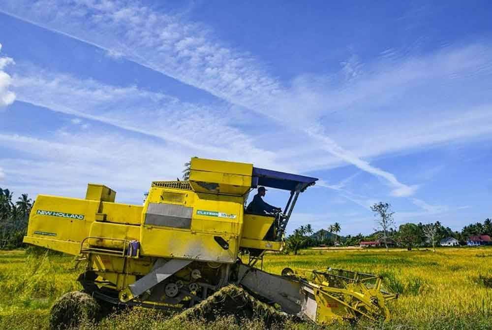 Pesawah akui terpaksa menjual menjual jentera menuai padi ekoran masalah pengairan sawah.