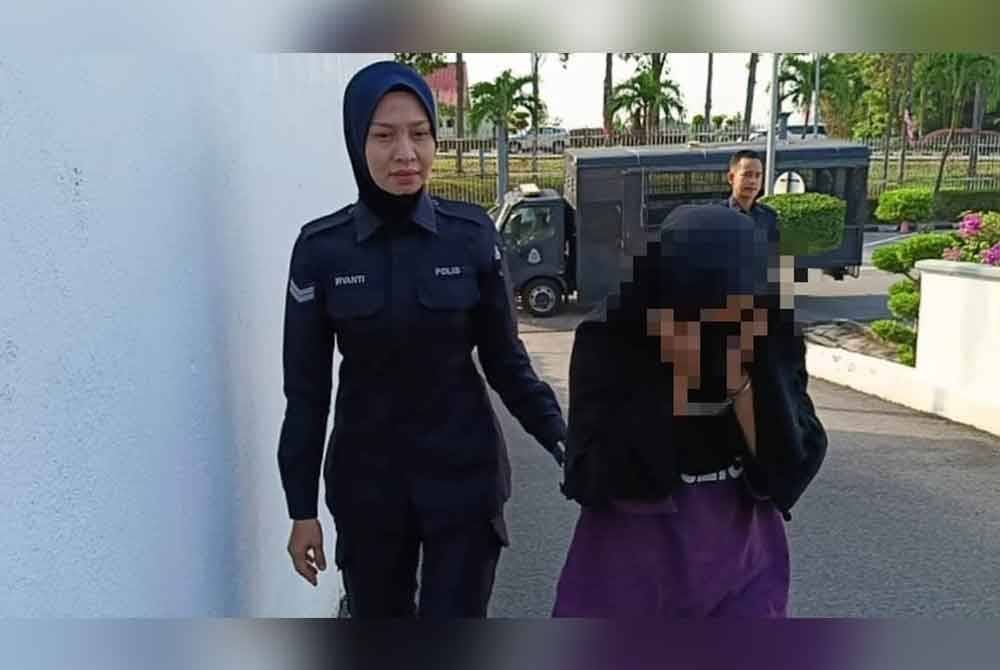 Suspek yang juga ibu kepada tiga orang anak tiba di mahkamah dengan diiringi pegawai polis kira-kira jam 9.30 pagi.