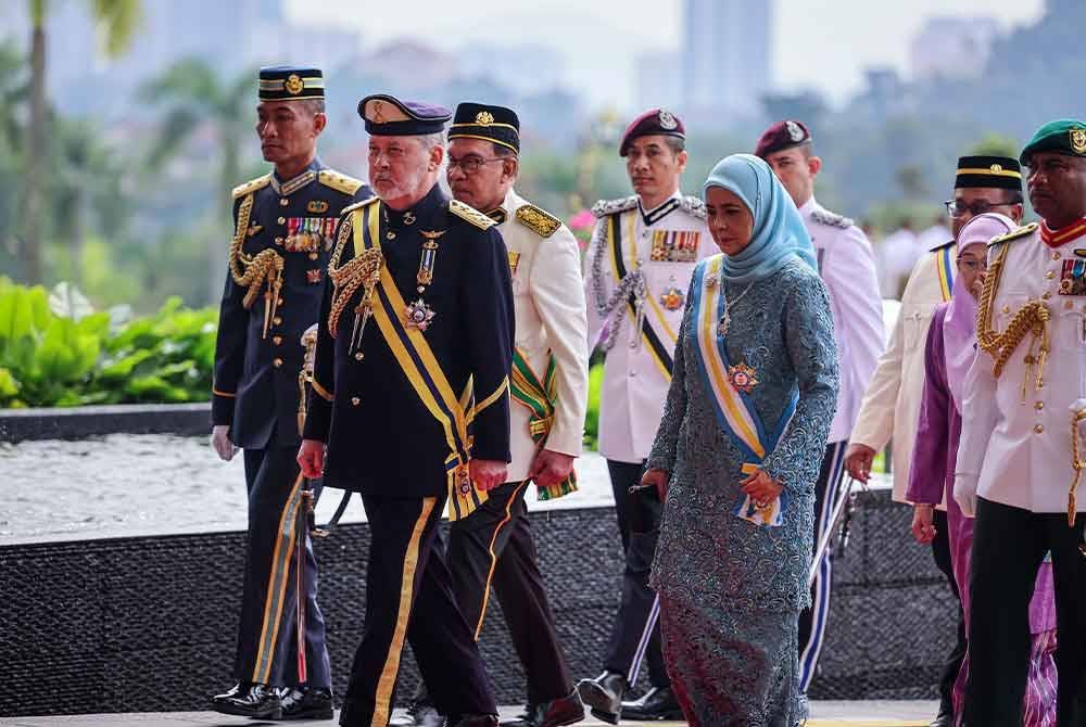 Sultan Ibrahim dan Raja Zarith Sofiah berkenan berangkat tiba di pekarangan Istana Negara sempena Istiadat Menghadap dan Pengurniaan Darjah Kebesaran, Bintang dan Pingat Persekutuan 2024 hari ini. Foto Bernama