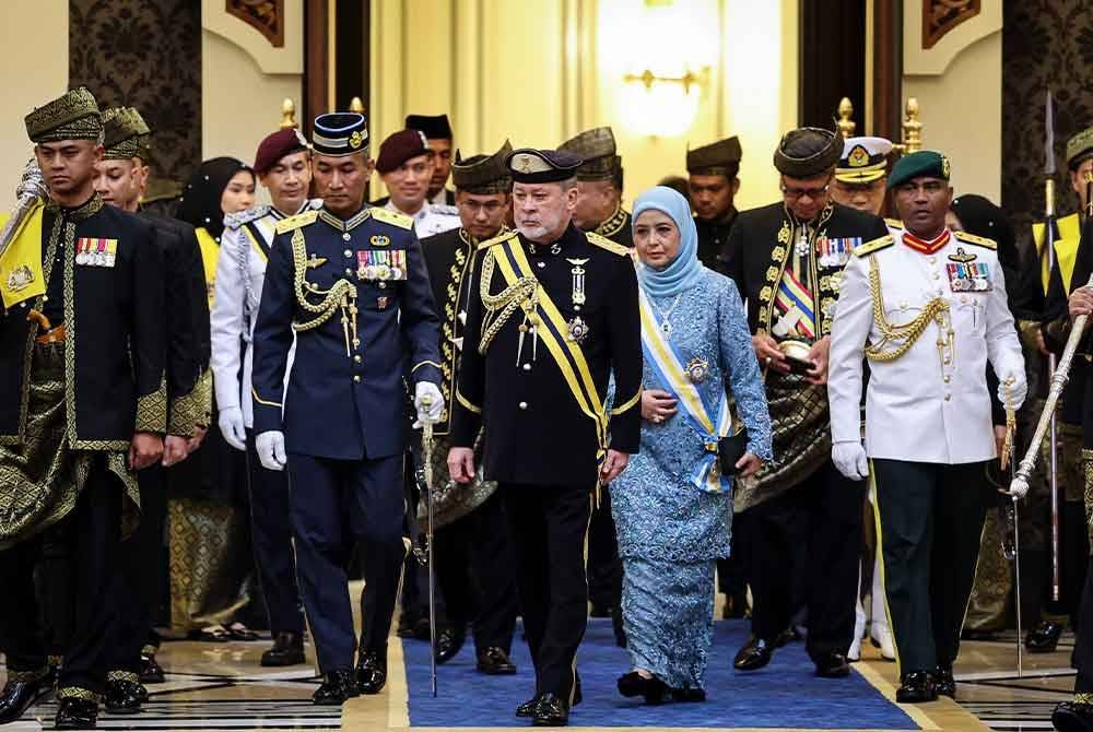 Sultan Ibrahim dan Raja Zarith Sofiah berkenan berangkat ke Balairong Seri untuk menyempurnakan Istiadat Menghadap dan Pengurniaan Darjah Kebesaran, Bintang dan Pingat Persekutuan 2024 sempena Ulang Tahun Hari Keputeraan Rasmi Baginda di Istana Negara hari ini. Foto Bernama