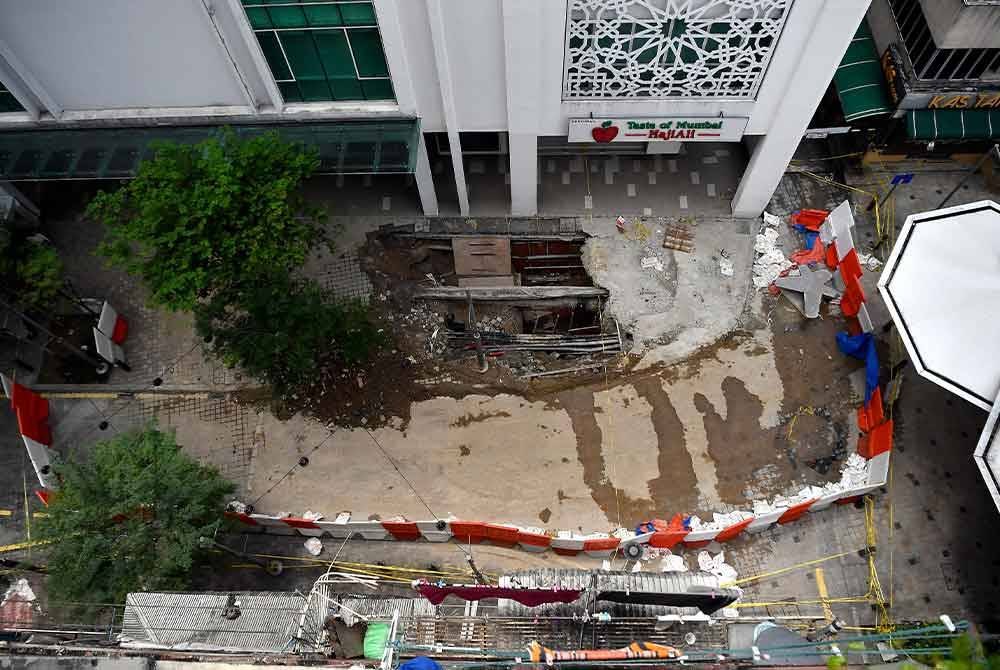 Keadaan lokasi tanah jerlus di Jalan Masjid India pada Ahad. Foto Bernama