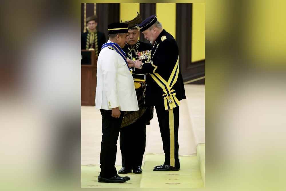 Yang di-Pertuan Agong, Sultan Ibrahim berkenan mengurniakan Darjah Panglima Mangku Negara (PMN) yang membawa gelaran Tan Sri kepada Ketua Setiausaha Negara, Tan Sri Shamsul Azri Abu Bakar pada Istiadat Menghadap dan Pengurniaan Darjah Kebesaran, Bintang dan Pingat Persekutuan 2024 sempena Ulang Tahun Hari Keputeraan Rasmi Yang di-Pertuan Agong Sultan Ibrahim di Istana Negara hari ini. Foto Bernama