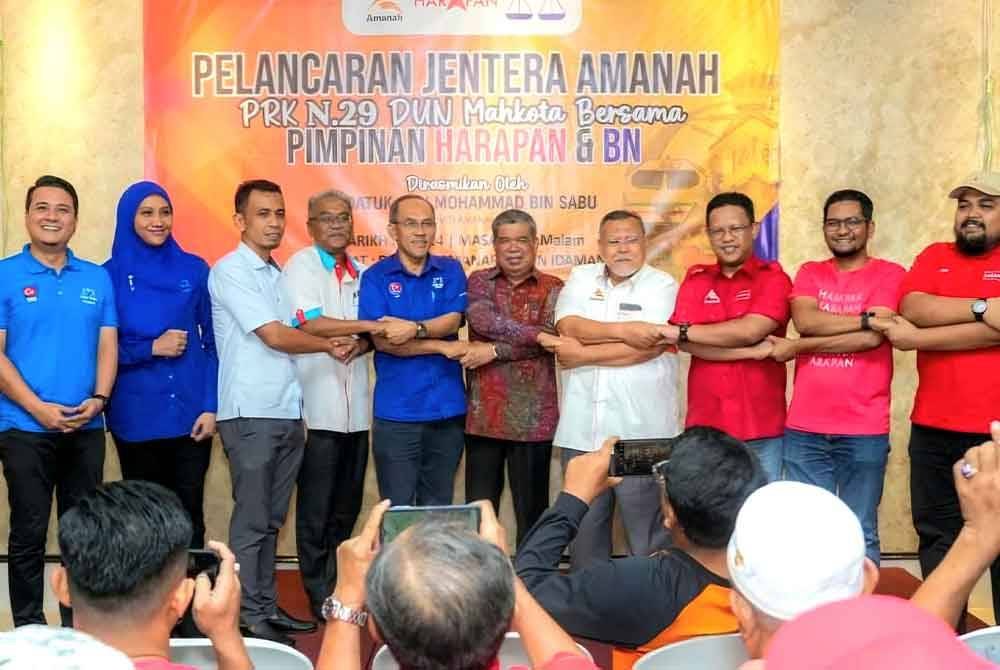 Kepimpinan BN dan PH bergambar sewaktu pelancaran jentera Amanah membabitkan PRK DUN Mahkota di Lamanara Taman Idaman, Kluang yang disempurnakan Presiden Amanah, Datuk Seri Mohamad Sabu.