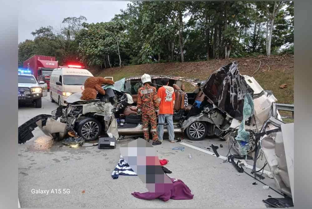 Pasukan bomba menjalankan pemeriksaan terhadap sebuah MPV yang terbabit dalam nahas di KM363.8, Lebuh Raya Utara-Selatan arah selatan dekat Trolak. Foto Ihsan Bomba