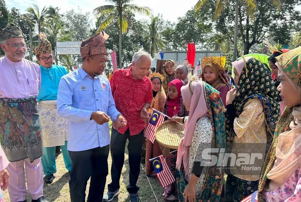 Musa (kiri), Muhammad Nasir (empat dari kiri) dan Zameri (tiga dari kiri) bertemu dengan penduduk kampung yang memakai busana orang kampung. Foto Sinar Harian/ADILA SHARINNI WAHID