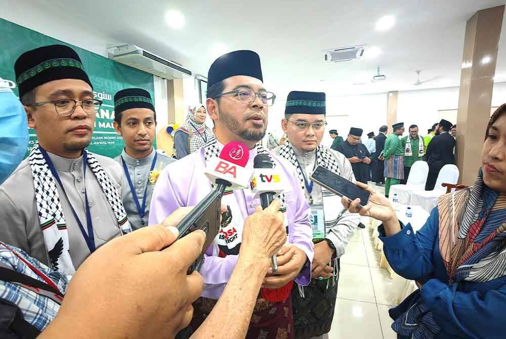 Zulkifli (tengah) ditemui pemberita selepas hadir merasmikan Muktamar Sanawi Abim Kali Ke-53.