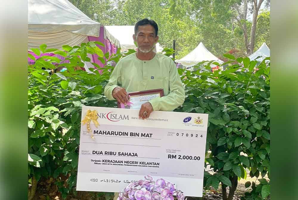 Maharuddin bersama hadiah yang diterima sempena Anugerah Keluarga Cekal sempena sambutan Hari Keluarga Mawaddah Peringkat Negeri Kelantan pada Sabtu.