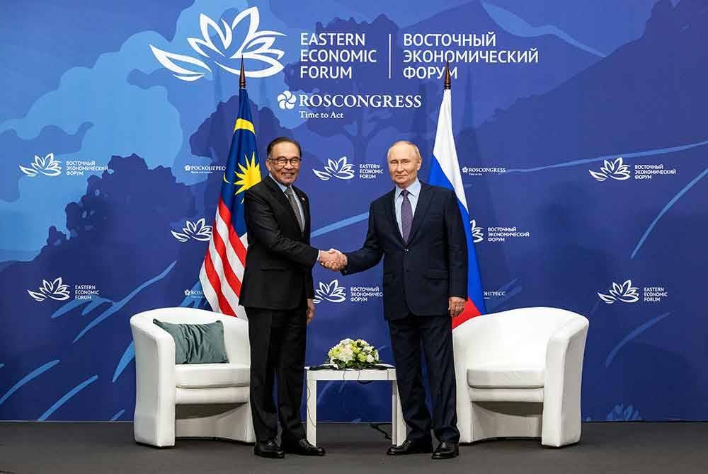 Anwar bersalaman dengan Presiden Rusia, Vladimir Putin ketika mesyuarat dua hala antara kedua-dua negara sempena Forum Ekonomi Timur (EEF) ke-9, baru-baru ini.