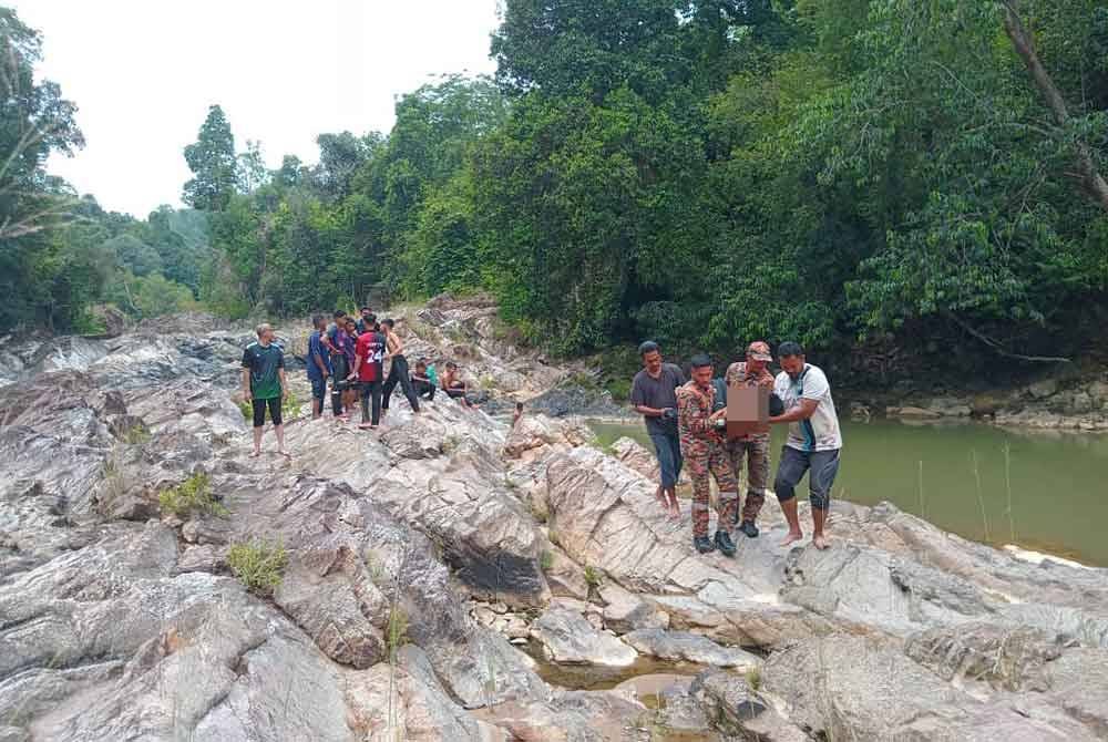 Mohamad Azri Aiman diangkat naik ke darat selepas ditemui tidak sedarkan diri di lokasi kejadian. Foto Ihsan Bomba