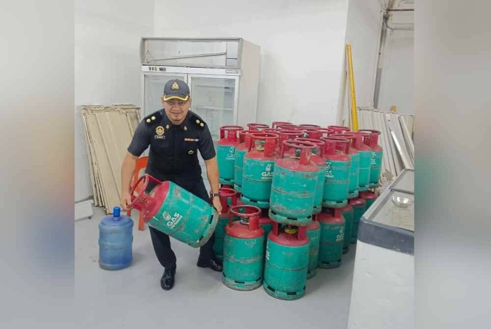 Penguatkuasaan KPDN menunjukkan 39 tong LPG yang ditemui di sebuah premis di Genting Highlands pada Sabtu. Foto KPDN Pahang