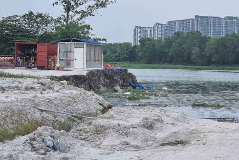 Kesan runtuhan tebing sungai di Taman Mas Puchong menjejaskan pembinaan projek loji rawatan air, pada Sabtu.