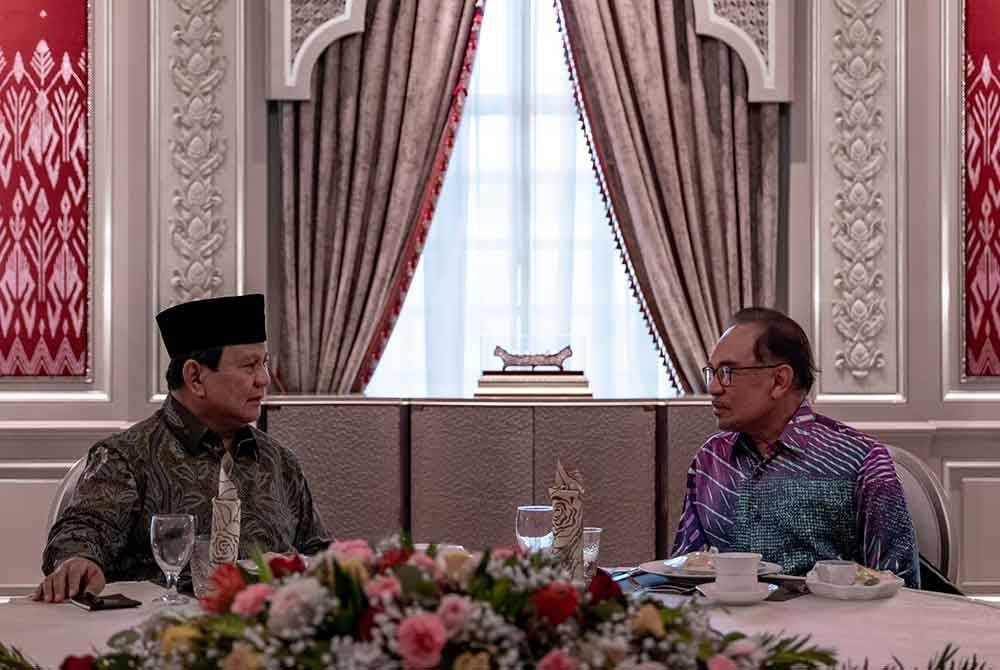 Anwar (kiri) ketika bertemu Prabowo pada Sabtu. Foto Facebook Anwar Ibrahim