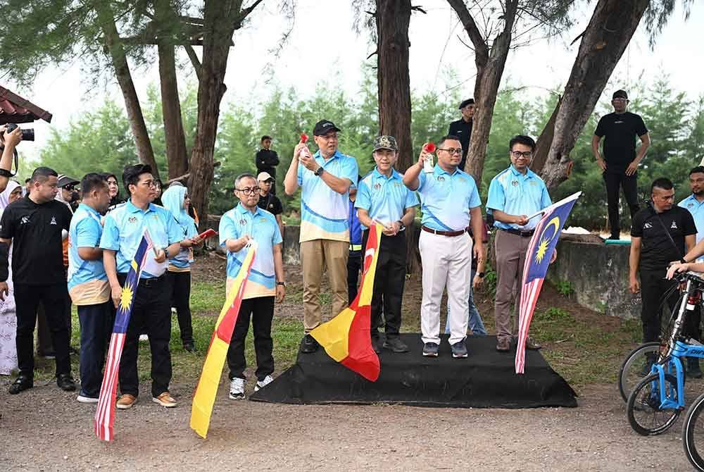 Amirudin (dua dari kanan) pada Majlis Perasmian Festival Selangor @ Batu Laut 2024, pada Sabtu.