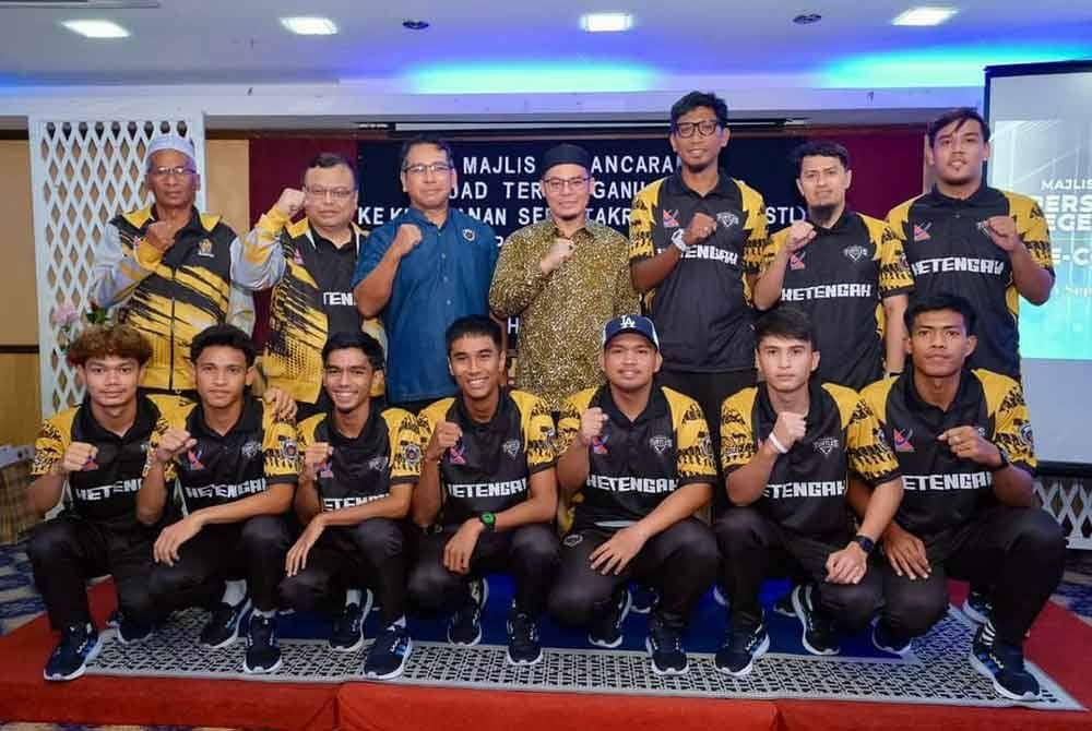 Barisan belakang, tiga dari kiri, Tengku Zaihan bersama pemain, jurulatih dan pengurusan Terengganu Turtles yang mengalas cabaran saingan STL Premier 2024