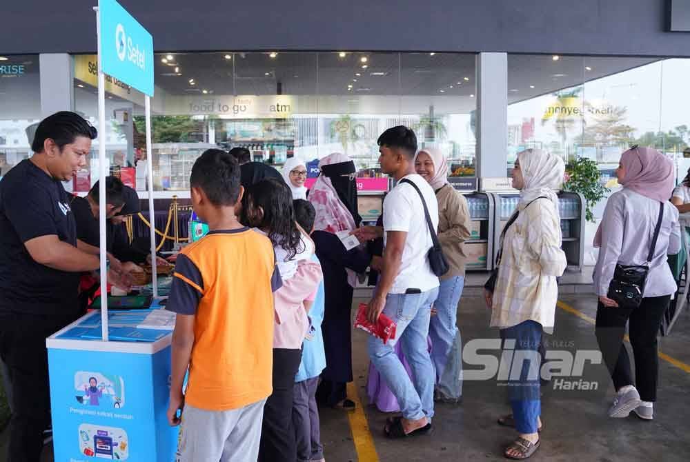 Pengunjung menyerbu reruai Terjah Merdeka bersama Mesra Rewards anjuran Petronas dan Sinar Harian di Petronas Solaris Putra pada Sabtu.