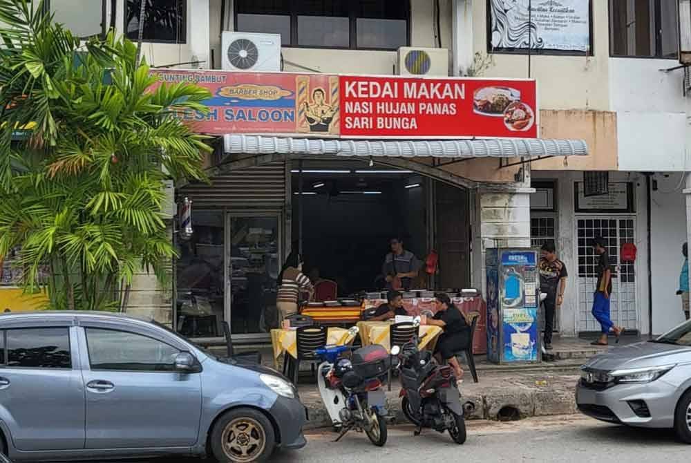 Kedai Makan Nasi Hujan Panas Sari Bunga yang diusahakan oleh Mohd Firdaus di Seksyen 20, Shah Alam.