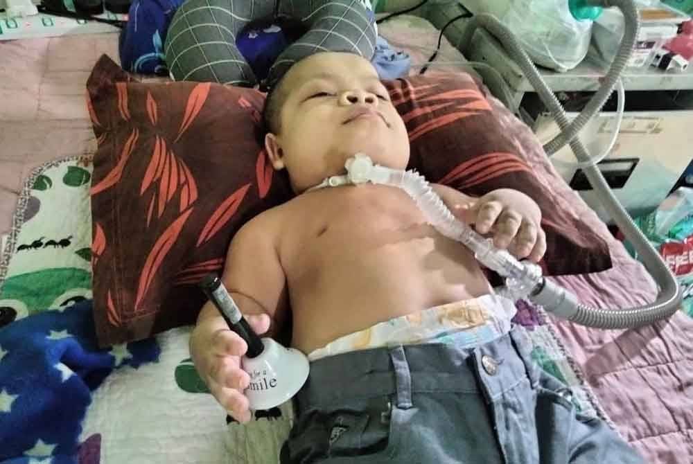 Muhammad Zaim Zharfan menggunakan loceng kecil jika memerlukan bantuan.