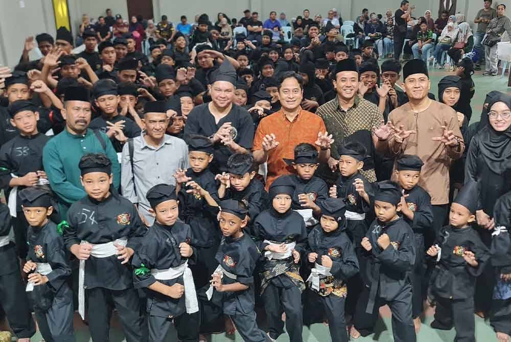 Mohammad Fahmi (empat dari kiri) ketika hadir pada program Pertubuhan Seni Silat Pusaka Gayong Malaysia (PSSPGM) dan Pertubuhan Jaringan Insan Madani di Petaling Jaya pada Sabtu.