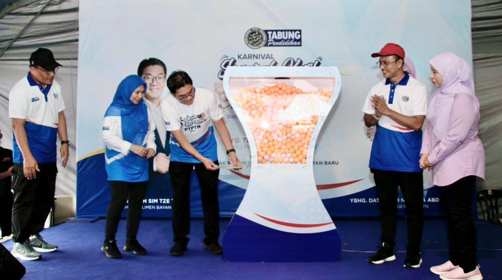 Sim Tze Tzin (tiga dari kiri) diiringi Norliza (dua dari kiri) ketika melancarkan Karnival Semarak Kasih Merdeka PTPTN 2024.