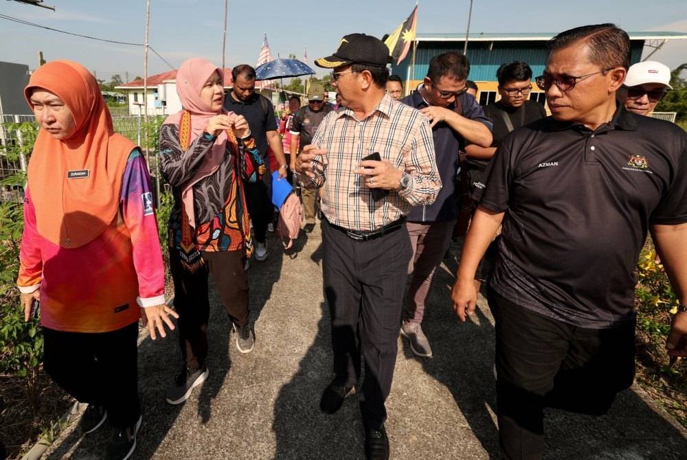 Menteri Pendidikan, Fadlina Sidek (dua dari kiri) ketika ke Sekolah Nanga Semah sempena Program Tindak Susul Parlimen (TSP) berhubung Akses Pendidikan Sekolah Luar Bandar dan Sekolah Daif di Sarawak pada Jumaat. Foto fail Bernama