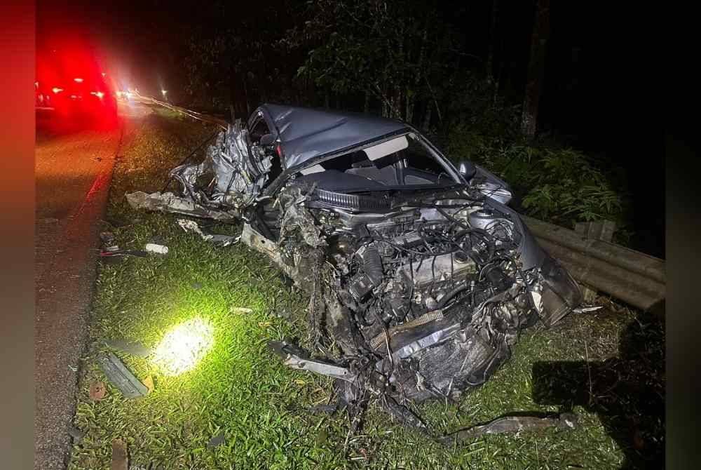 Keadaan kereta milik mangsa yang terlibat dalam kemalangan membabitkan tiga kenderaan di Kilometer 11 Jalan Kuantan-Segamat pada malam Sabtu. Foto Polis Daerah Rompin.