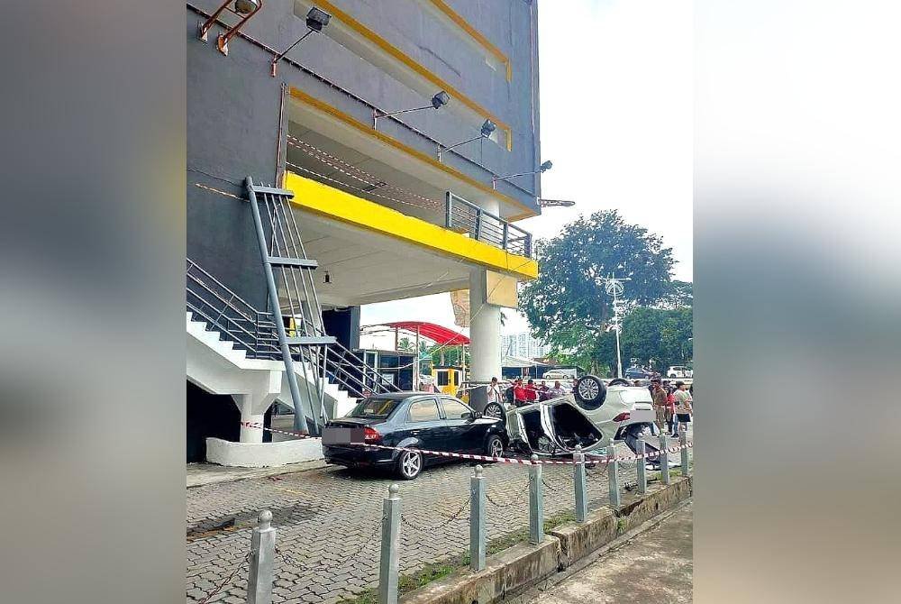 Kereta Honda City milik mangsa terjunam dari tingkat satu Terminal 1 dan menghempap sebuah kereta lain dalam kejadian jam 11.45 pagi Ahad.