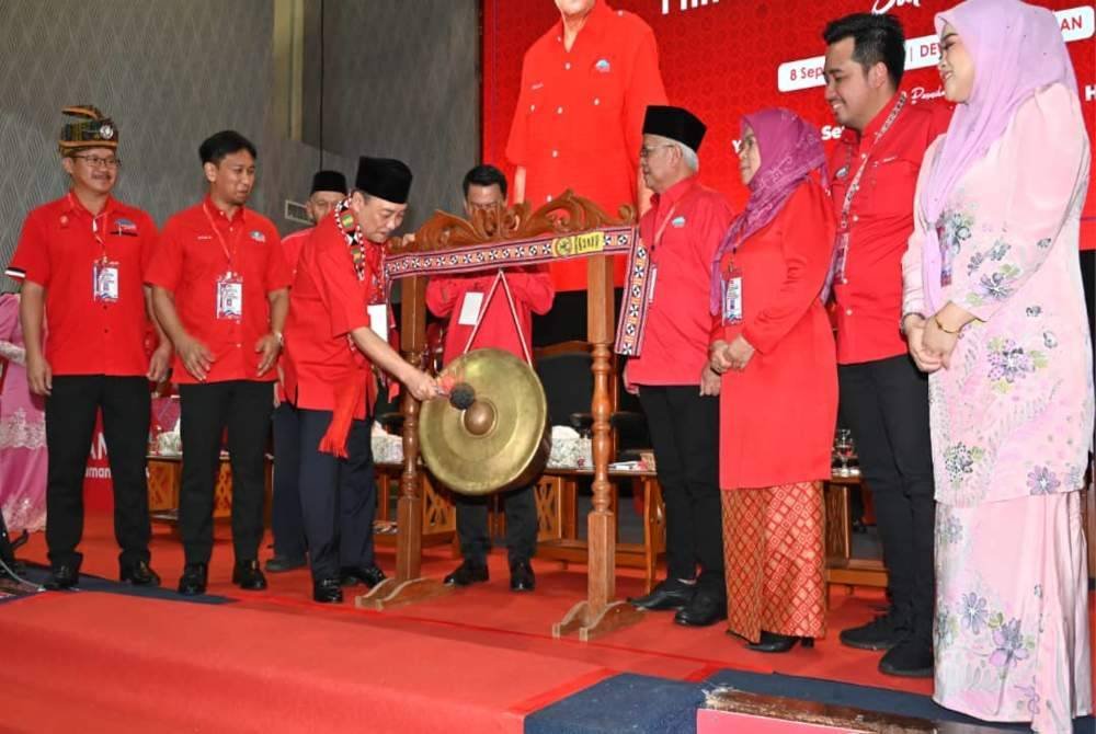 Hajiji memukul gong simbolik perasmian Mesyuarat Tahunan Gagasan Rakyat Bahagian Sulaman Tahun 2024 di Dewan Seri Sulaman, Tuaran.