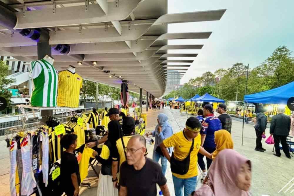 Keadaan mendung dan hujan rintik tidak melemahkan semangat penyokong skuad Harimau Malaya yang hadir menyaksikan perlawanan akhir Pestabola Merdeka 2024 antara Malaysia dan Lubnan di Stadium Nasional, Bukit Jalil, 9 malam ini. Foto Bernama