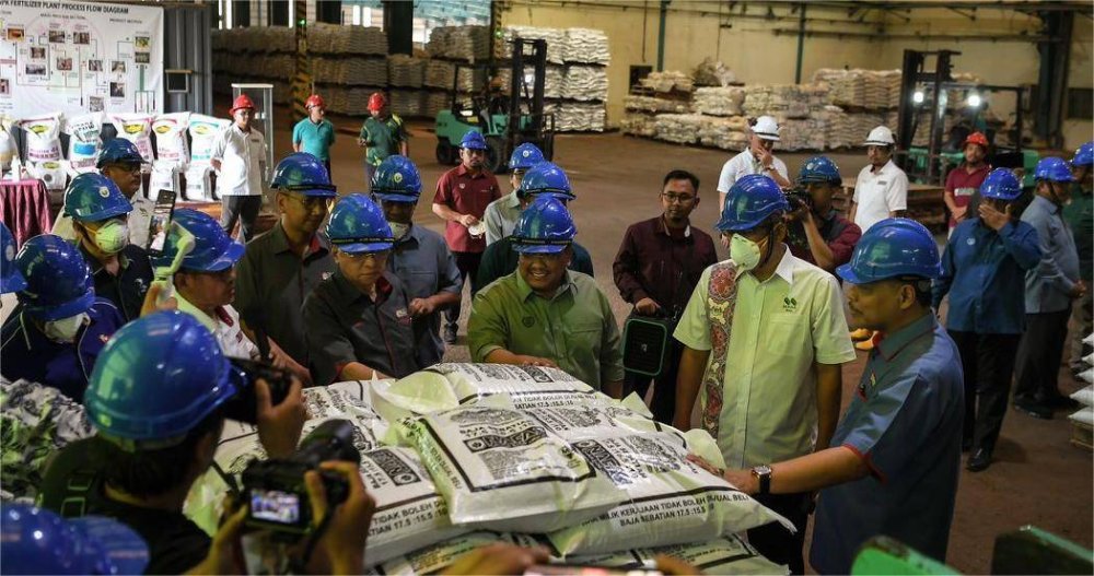 Sanusi (tiga dari kanan) ketika melawat operasi kilang Malaysian NPK Fertilizer Sdn Bhd pada Ahad.