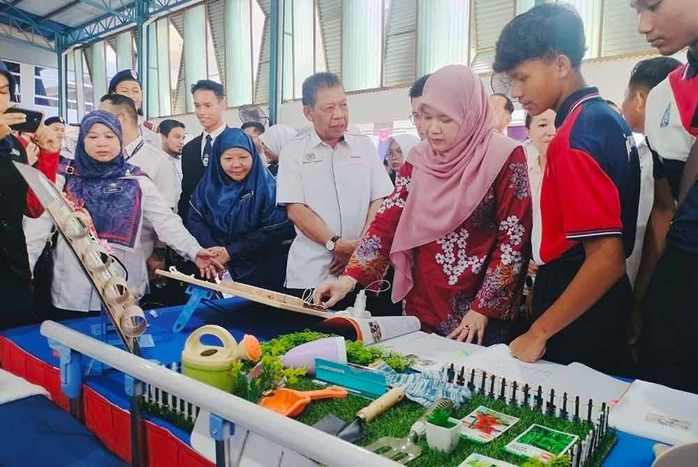 Fadhlina (tiga dari kanan) melawat reruai pada Sambutan Hari TVET peringkat kebangsaan di Dewan SMK Seri Perdana Kluang, pada Isnin.