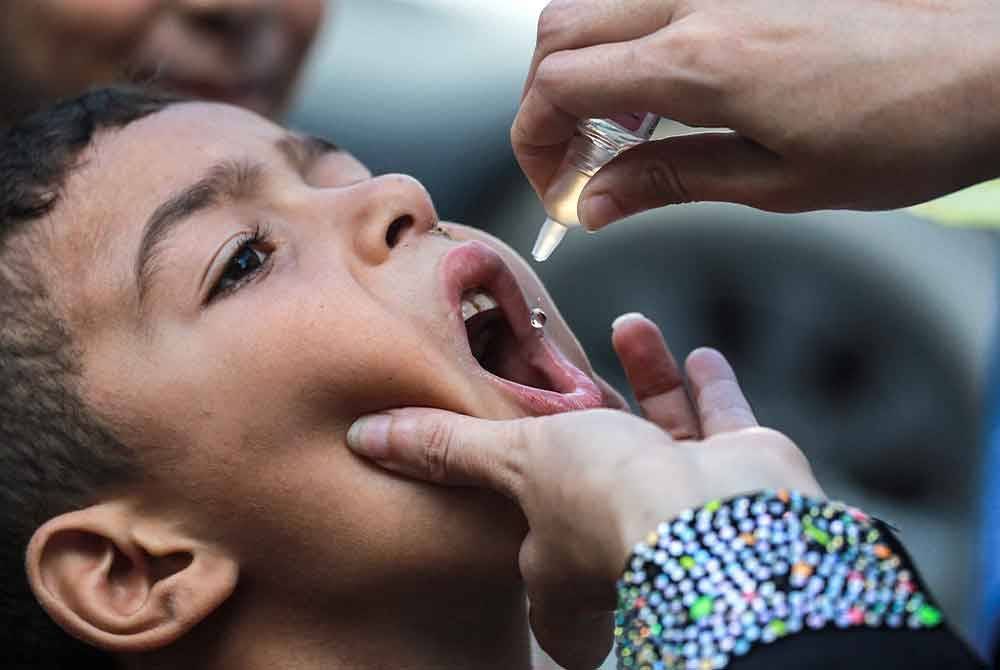 Kanak-kanak ini menerima vaksin polio di Khan Yunis, Gaza pada 5 September lalu. Foto AFP