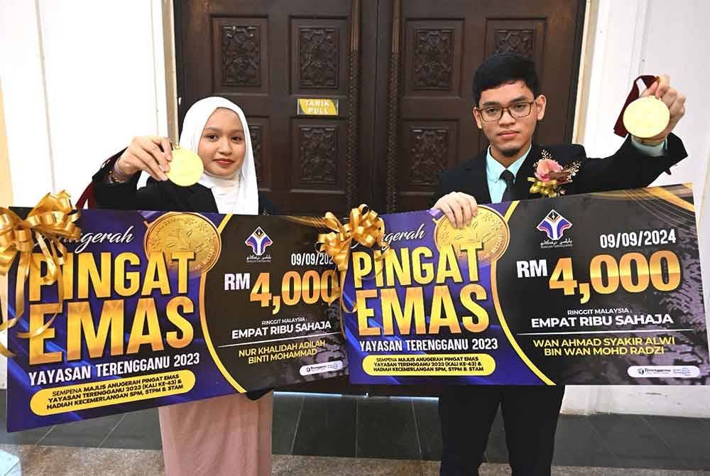 Wan Ahmad Syakir (kanan) dan Nur Khalidah antara empat penerima pingat emas sempena Majlis Anugerah Pingat Emas Yayasan Terengganu 2023 (kali ke - 43) dan hadiah kecemerlangan SPM, STPM dan STAM di Dewan Konvensyen Taman Tamadun Islam (TTI), di Kuala Terengganu.