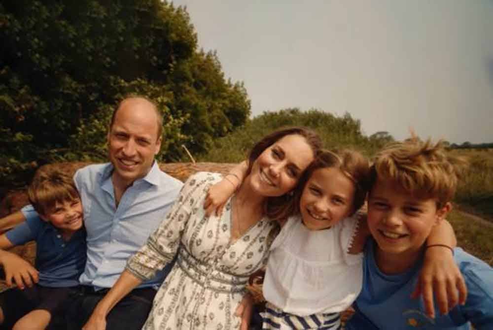 Kate Middleton bersama suaminya, Putera William dan tiga anak mereka, Putera George (kanan), Puteri Charlotte (dua dari kanan) dan Putera Louis (kiri). - Gambar X @KensingtonRoyal