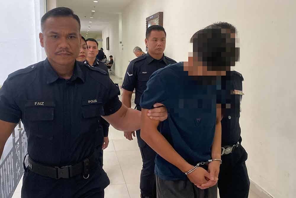 Tertuduh dibawa keluar dengan diringi anggota polis selepas dihadapkan di Mahkamah Sesyen Muar, pada Selasa.