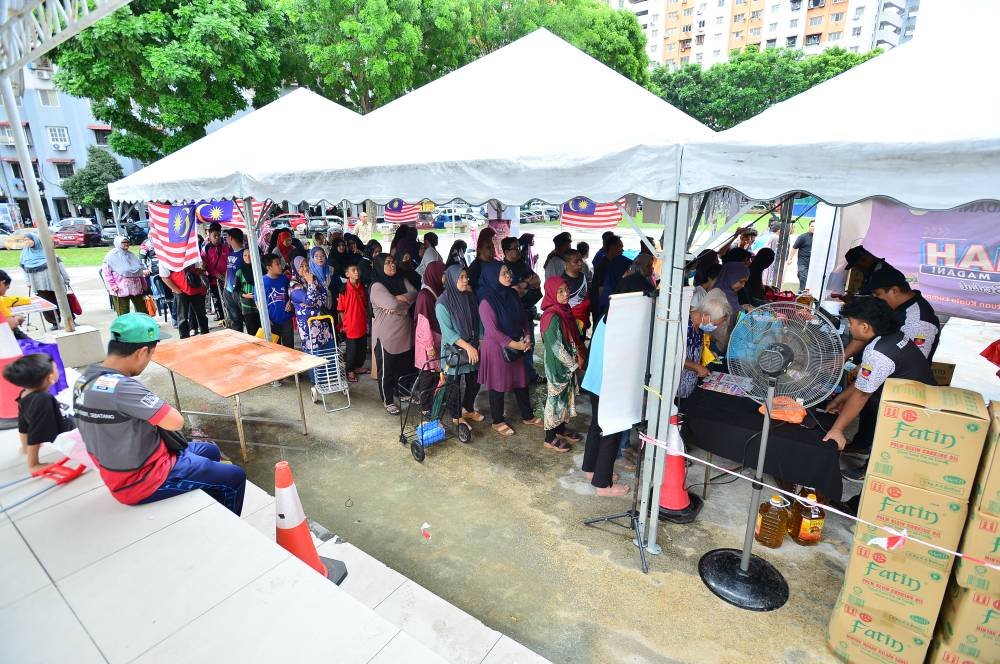 Suasana Program Jualan Rahmah Madani (PJRM) peringkat Kuala Lumpur anjuran KPDN KL yang diadakan di Flat Sri Penara, Cheras pada Khamis.
